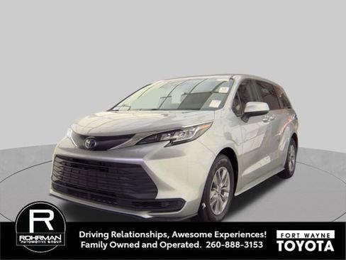 Used 2023 Toyota Sienna LE FWD image 5
