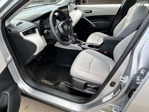 Used 2025 Toyota Corolla Cross L FWD image 11