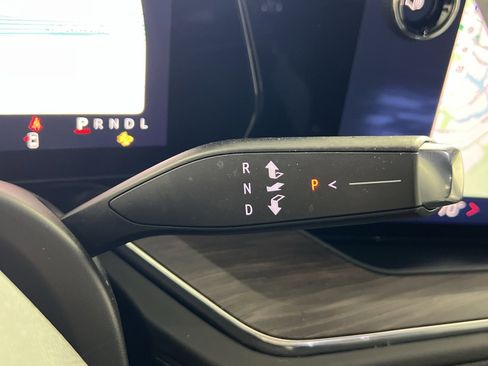 Used 2025 Chevrolet Suburban Z71 image 22