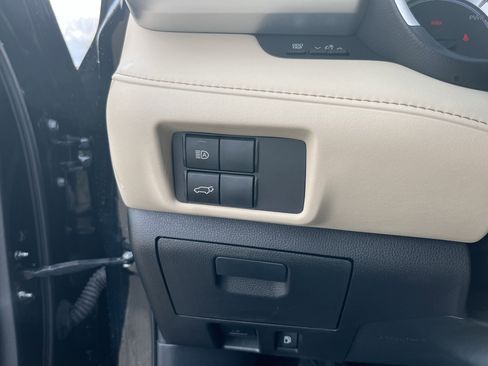 Used 2023 Toyota Highlander XLE AWD/4WD image 25