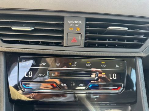 Used 2025 Volkswagen Jetta SE w/ Sunroof Package FWD image 47