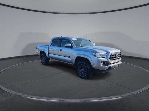Used 2022 Toyota Tacoma SR5 w/ Technology Package image 2