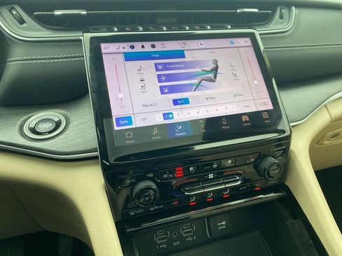 Used 2022 Jeep Grand Cherokee L Limited w/ Luxury Tech Group II image 18