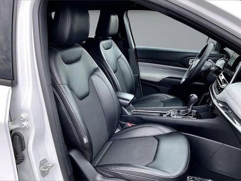 Used 2024 Jeep Compass Latitude image 29