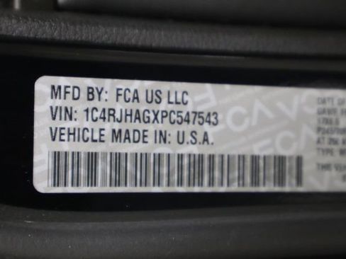 Used 2023 Jeep Grand Cherokee Laredo AWD/4WD image 35