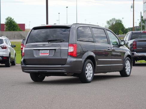 Used 2016 Chrysler Town & Country Touring w/ Driver Convenience Group FWD image 3