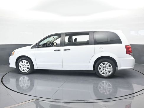 Used 2020 Dodge Grand Caravan SE image 3