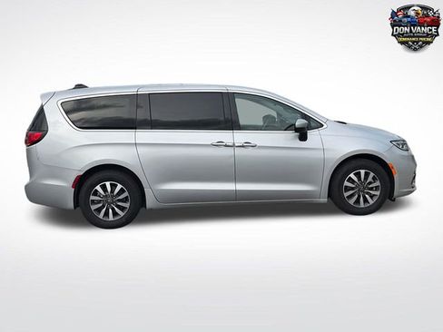Certified 2023 Chrysler Pacifica Touring-L FWD image 6