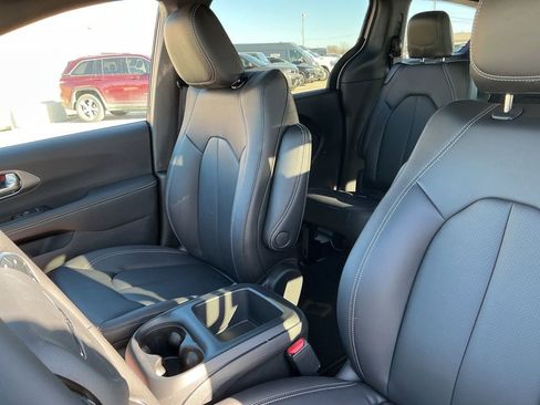 New 2026 Chrysler Pacifica Select image 9