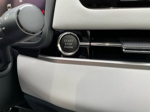 New 2025 Mitsubishi Outlander SE image 26