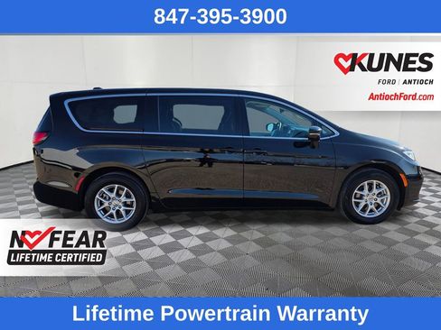 Used 2024 Chrysler Pacifica Touring-L image 8