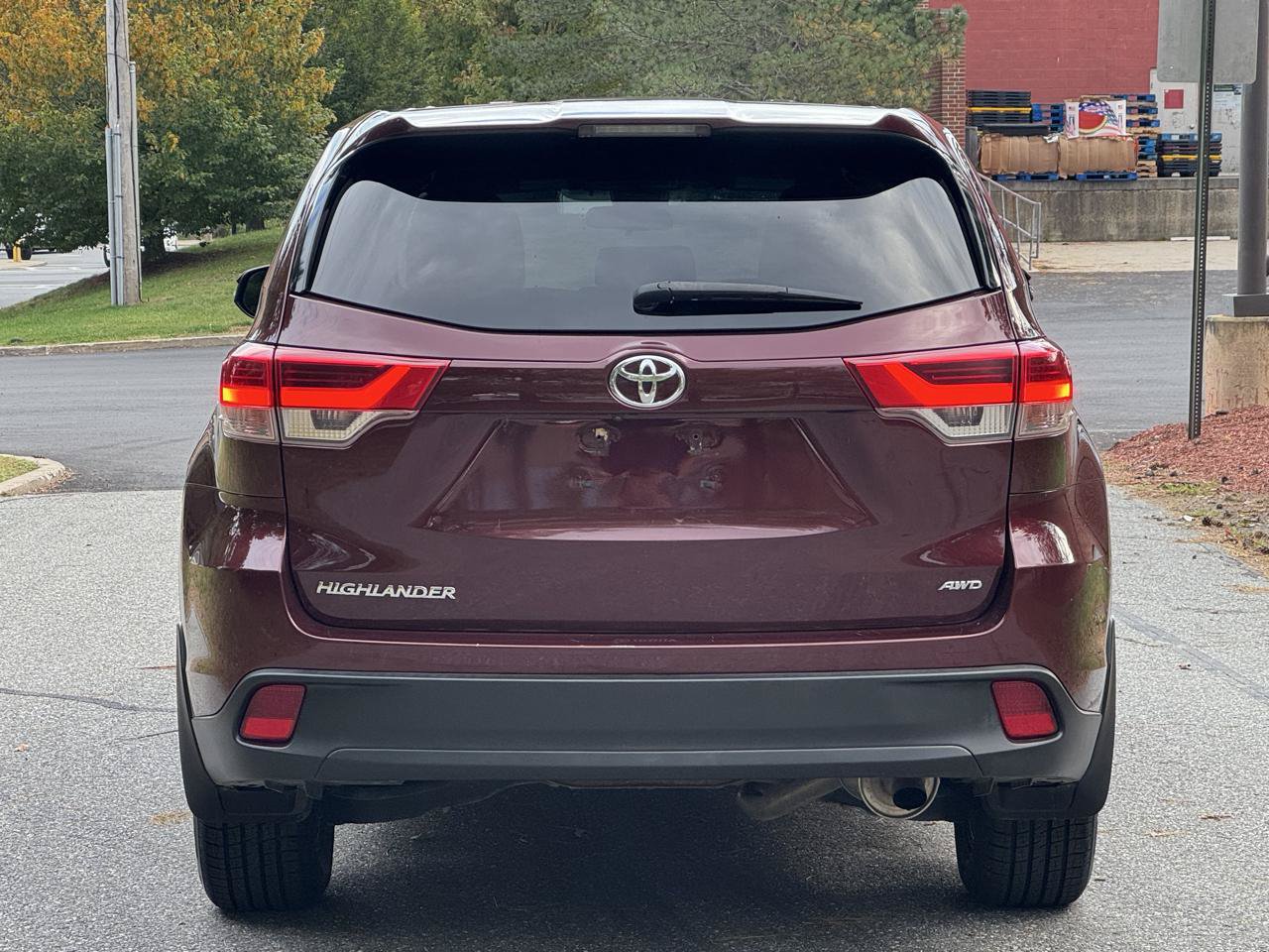 Used 2019 Toyota Highlander LE AWD/4WD image 5