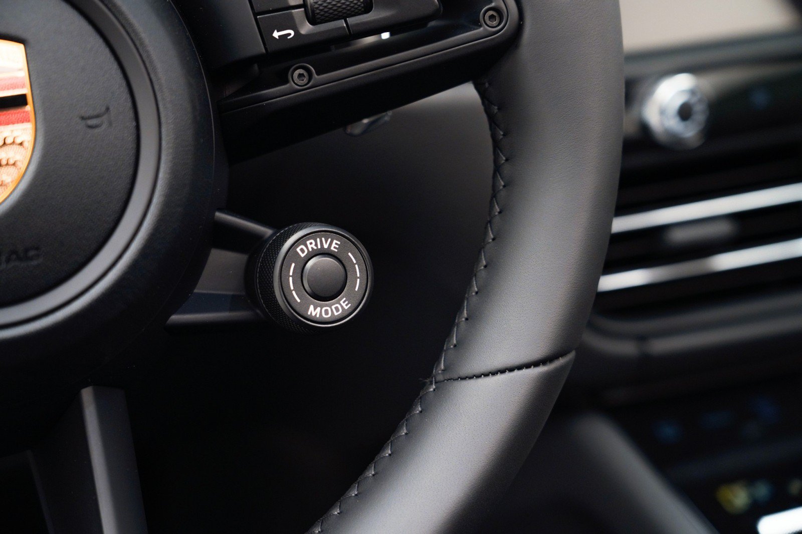 Certified 2026 Porsche Macan AWD/4WD image 28