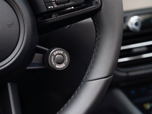 Certified 2026 Porsche Macan AWD/4WD image 28
