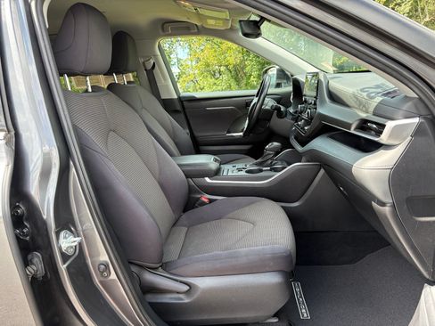 Used 2022 Toyota Highlander LE FWD image 27