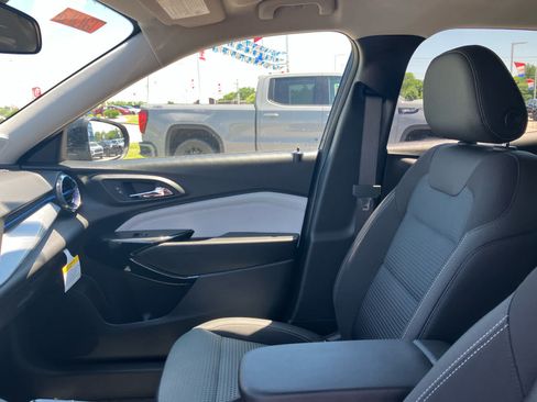 New 2026 Chevrolet Trax LT w/ LT Convenience Package FWD image 10