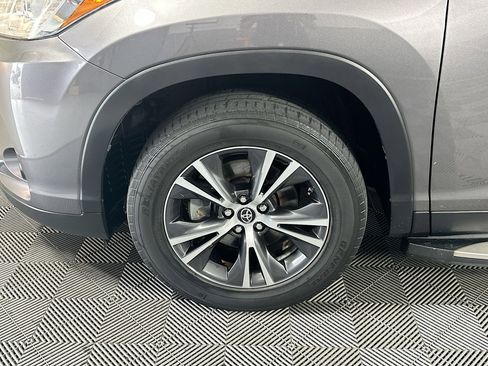 Used 2019 Toyota Highlander LE FWD image 11