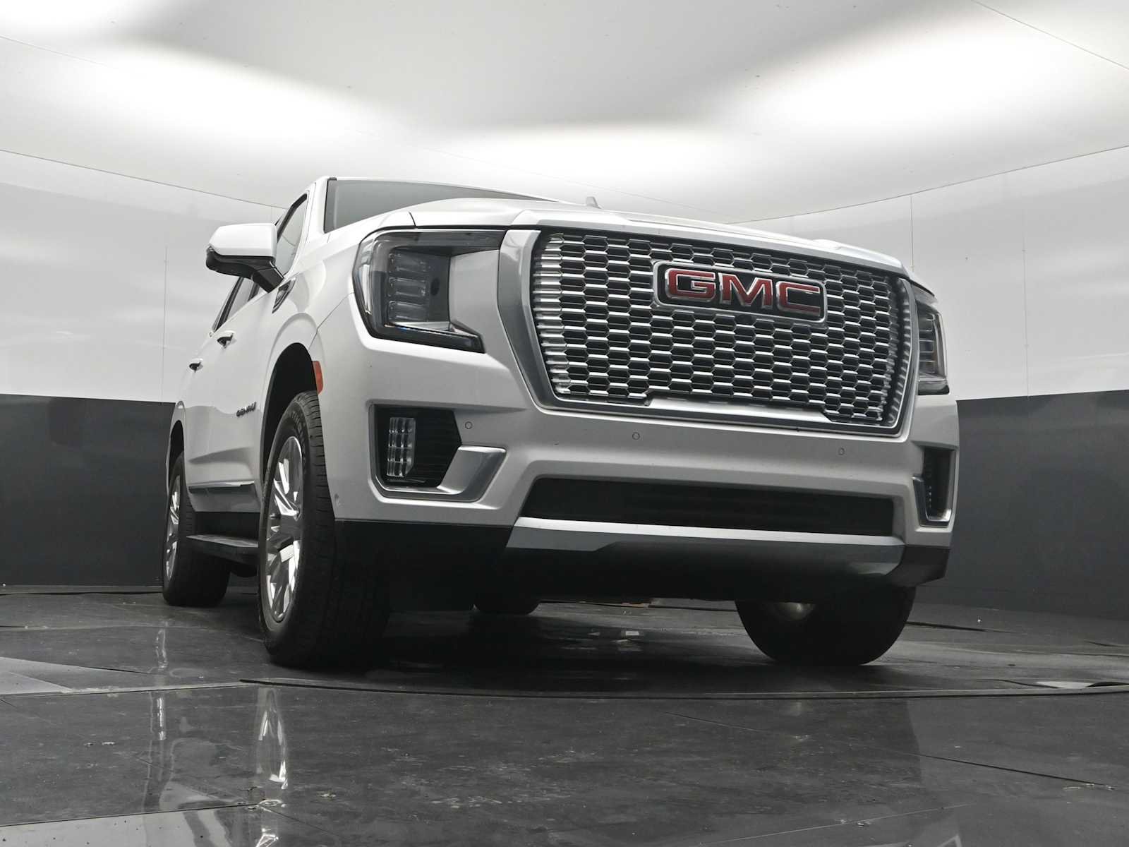 Used 2024 GMC Yukon Denali w/ Advanced Technology Package AWD/4WD image 26