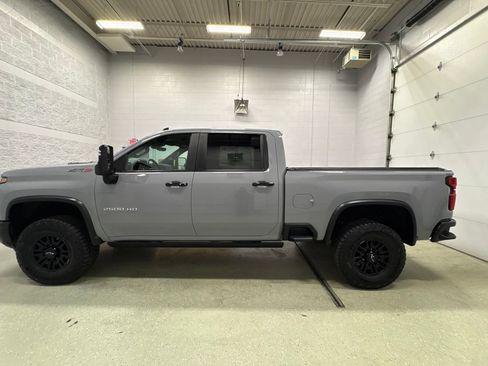 Used 2025 Chevrolet Silverado 2500 ZR2 w/ Technology Package AWD/4WD image 8