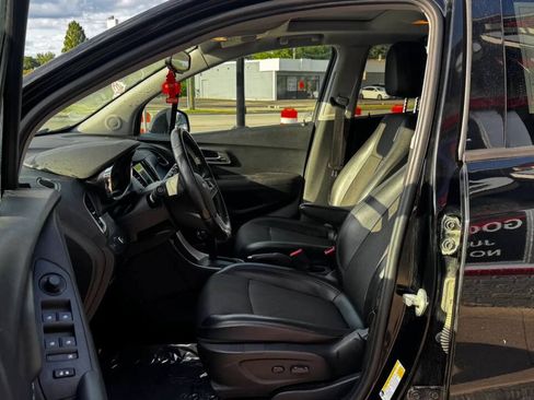 Used 2018 Chevrolet Trax LT w/ Sun & Sound Package AWD/4WD image 13
