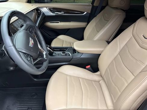 Used 2025 Cadillac XT6 Premium Luxury w/ Platinum Package AWD/4WD image 11