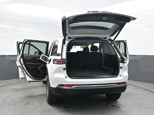 Used 2022 Jeep Grand Cherokee Laredo w/ Luxury Tech Group I AWD/4WD image 54