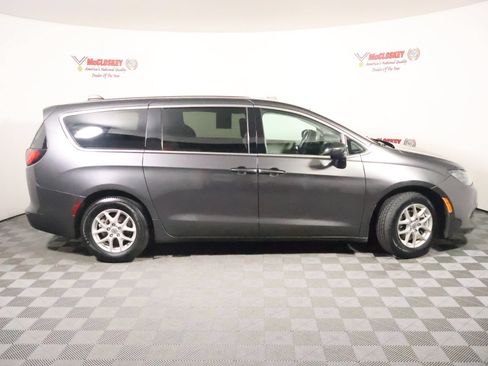 Used 2023 Chrysler Voyager LX FWD image 3