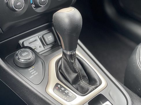 Used 2018 Jeep Cherokee Latitude w/ Altitude Package image 31