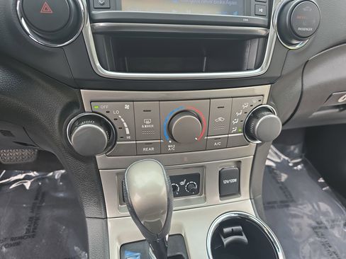 Used 2013 Toyota Highlander SE FWD image 24