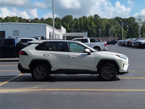 Used 2022 Toyota RAV4 XLE Premium AWD/4WD image 8