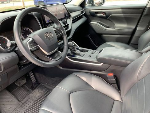 Used 2024 Toyota Highlander XLE image 11