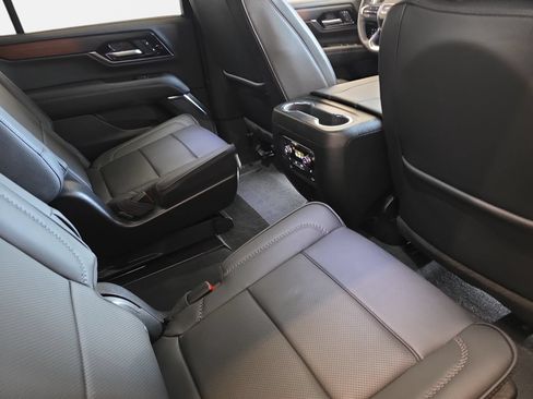 Used 2025 GMC Yukon Denali w/ Sun & Power Step Package AWD/4WD image 11