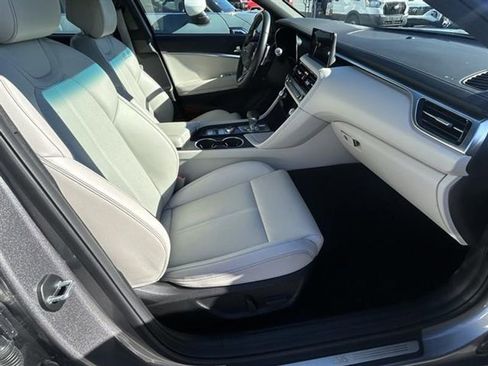 Used 2025 Genesis G70 2.5T image 23