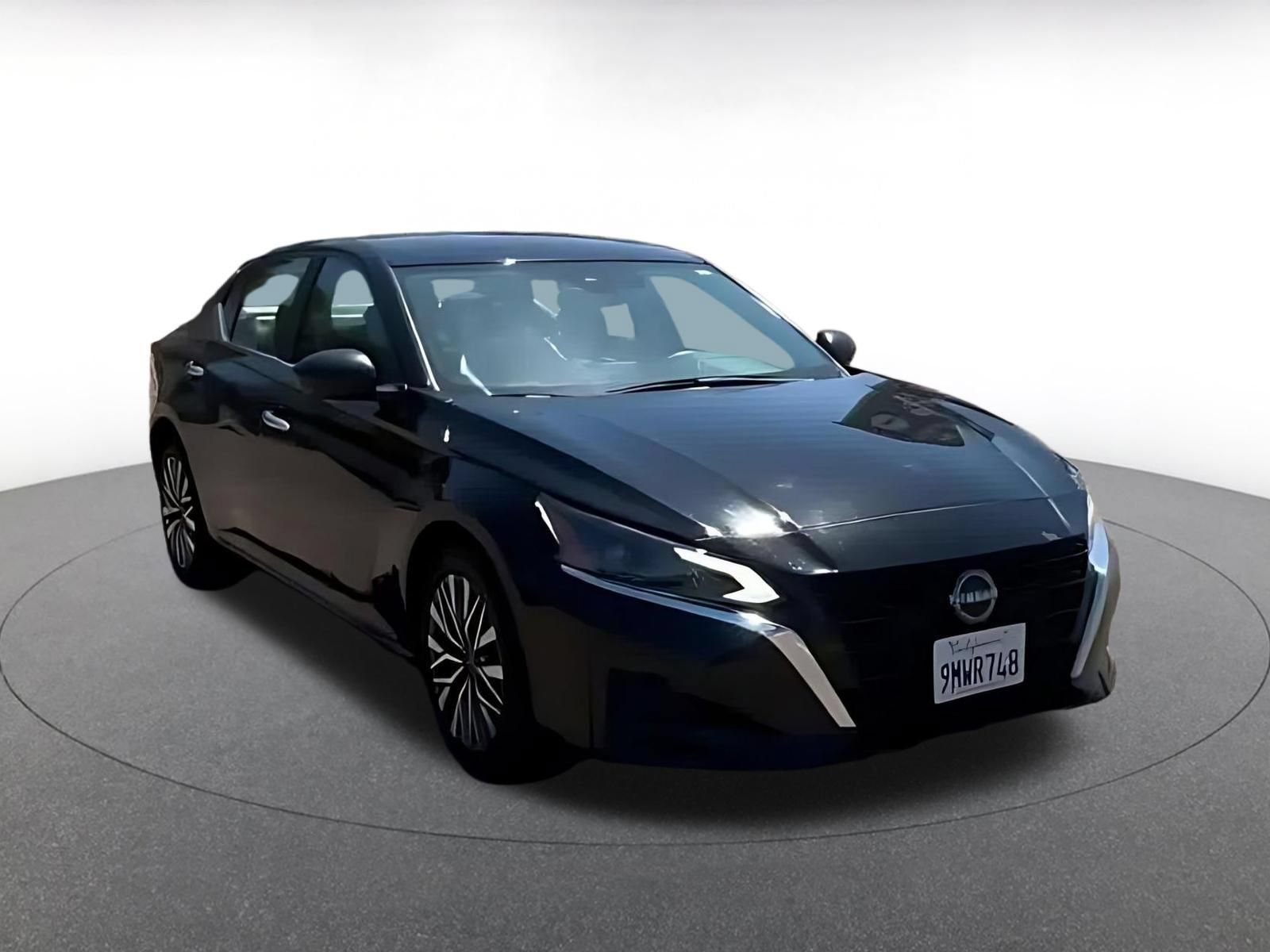 Used 2025 Nissan Altima 2.5 SV FWD image 3