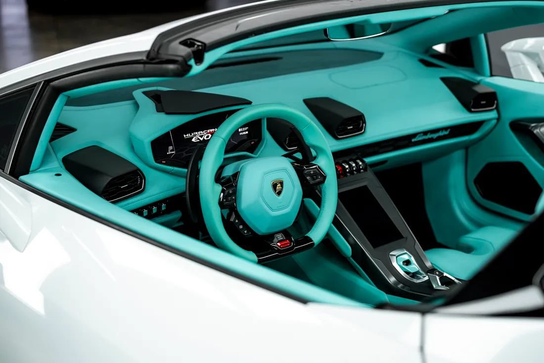 Used 2022 Lamborghini Huracan EVO RWD image 2