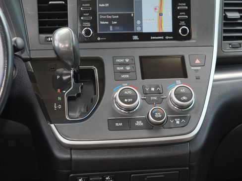 Used 2020 Toyota Sienna SE Premium w/ Nightshade Edition FWD image 22