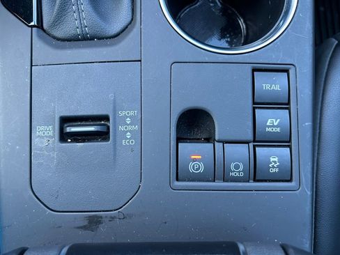 Certified 2025 Toyota Highlander XLE image 28