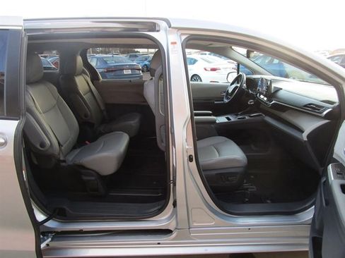 Used 2023 Toyota Sienna XLE image 18