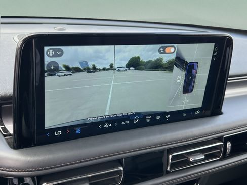 Certified 2025 Lincoln Aviator AWD image 17