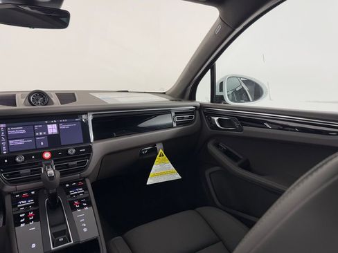 Certified 2026 Porsche Macan image 18