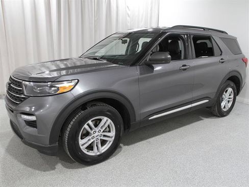 Certified 2022 Ford Explorer XLT w/ Equipment Group 202A image 3