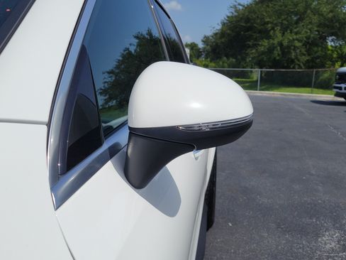 Used 2025 Mercedes-Benz GLC 350e 4MATIC image 4