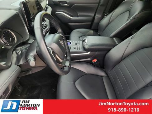 Used 2025 Toyota Highlander XLE AWD/4WD image 13