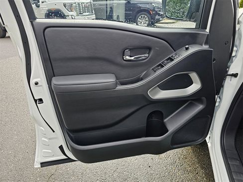 Used 2023 Nissan Frontier SV w/ Technology Package image 26