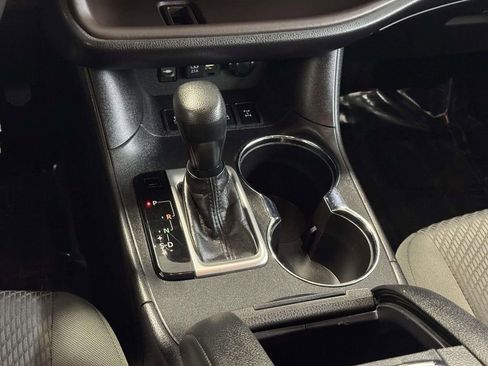 Used 2019 Toyota Highlander LE image 24
