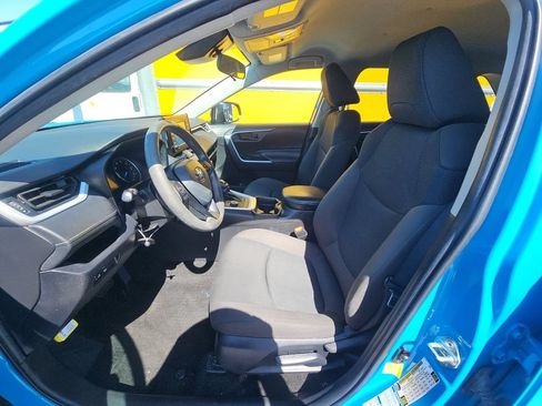 Used 2021 Toyota RAV4 LE AWD/4WD image 3