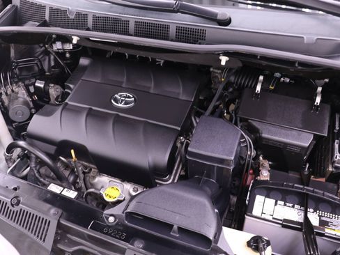 Used 2016 Toyota Sienna XLE image 16