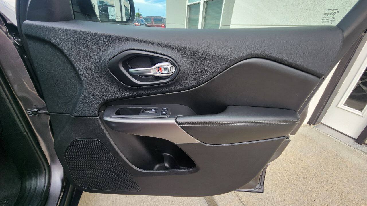 Used 2019 Jeep Cherokee Limited AWD/4WD image 19