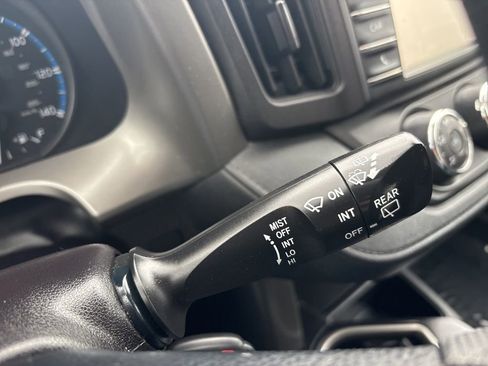 Used 2018 Toyota RAV4 LE image 64