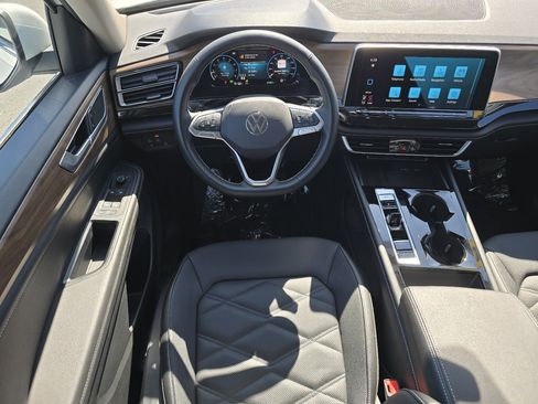 Used 2025 Volkswagen Atlas SE image 31